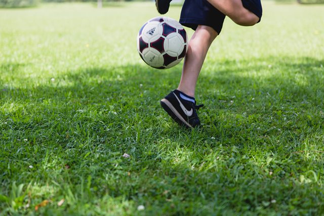 5 Manfaat Anak Bermain Bola